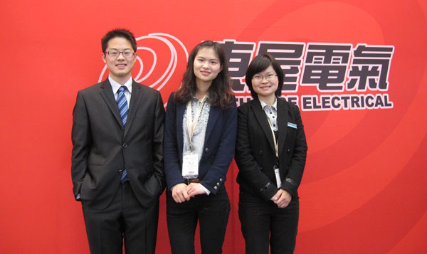 邱丽丽(右一)现就职于南京东屋电气 邱丽丽(右一)现就职于南京东屋电气